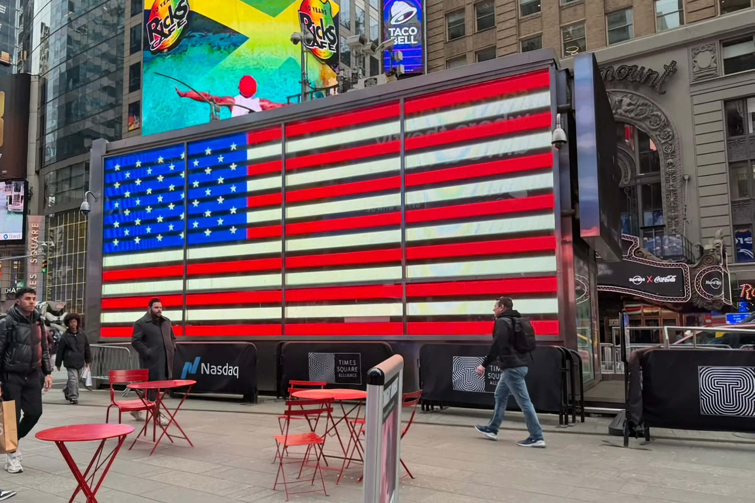 La bandera de Estados Unidos en Times Square, Nueva York